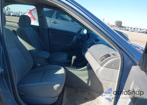 2004 Toyota Camry Le z USA, uszkodzony, nr VIN 4T1BE32KX4U877017